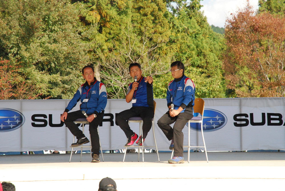 ステージのトークショーで熱く語る平岡氏(左)と辰己氏(中央)。WRXの開発秘話などが披露された