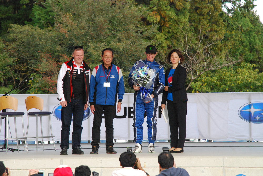 スペシャルゲストとして登場したペター・ソルベルグ(右から2人目)とトミー・マキネン(左端)。いずれもWRXで活躍したスバルのエースドライバーだ