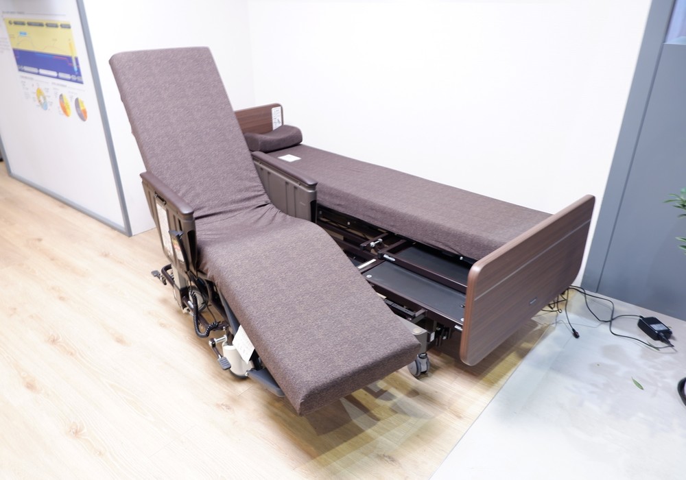 パナソニックが出展した、ベッドから車いすへの移乗を助ける「離床アシストロボット」