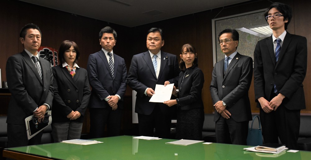 池袋暴走事故の被害者遺族らと面会　赤羽国交相が示した「高齢ドライバー対策」への認識