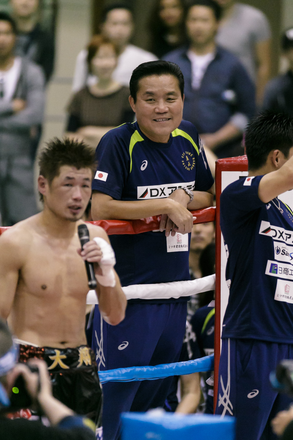 2015年のトミーズ雅さん。手前は長谷川穂積氏（写真：アフロ）
