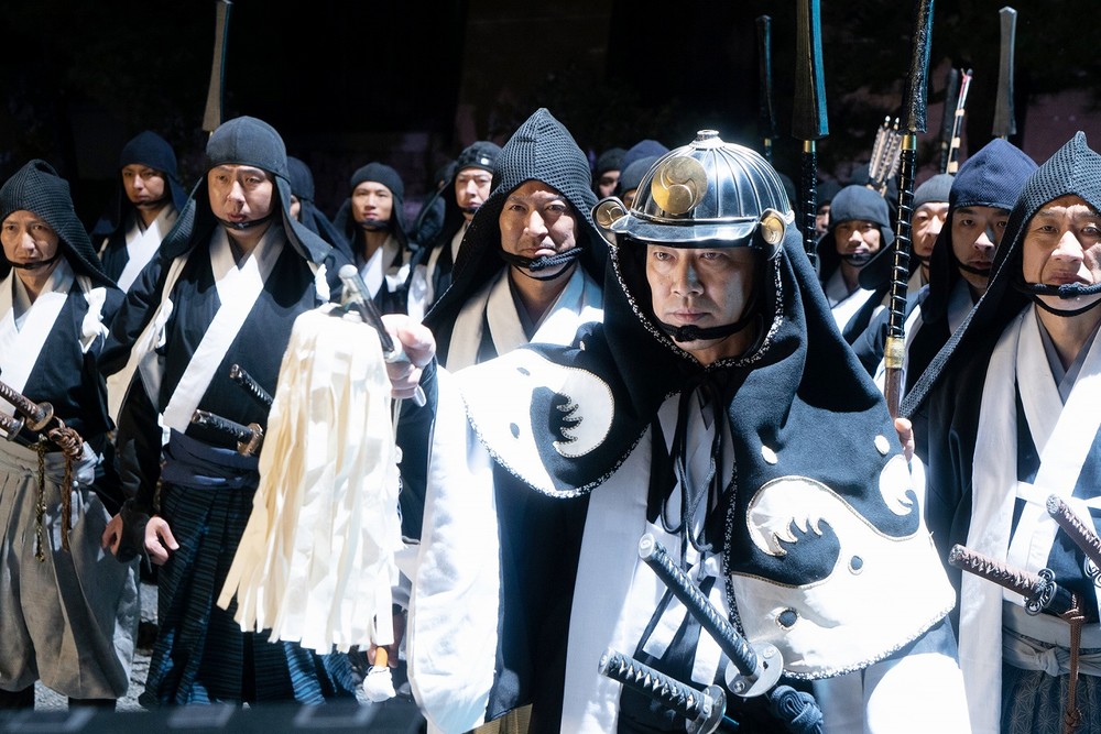 討ち入りに行く？　やめる？？　大石内蔵助を先頭に結集する赤穂四十七士（ｃ）2019「決算！忠臣蔵」製作委員会
