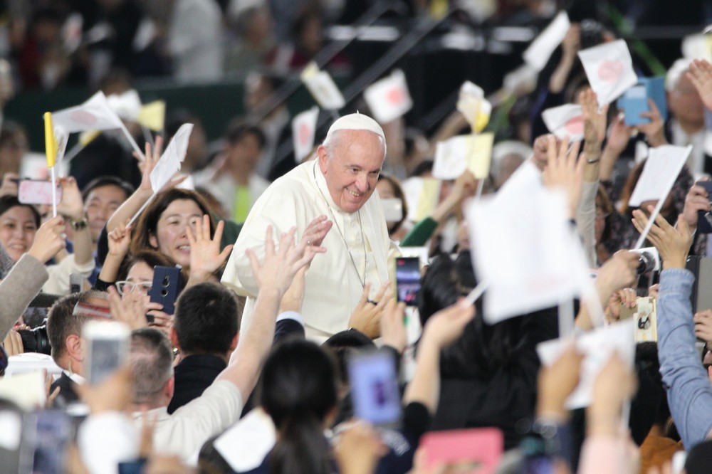 参列者から大歓声で迎えられるフランシスコ教皇
