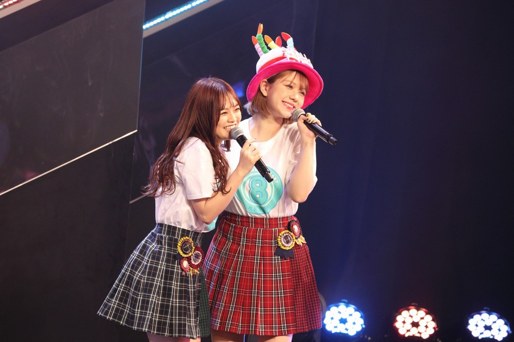 1期生の本村碧唯さん（左）と、バースデーケーキのかぶり物をかぶった村重杏奈さん（右）