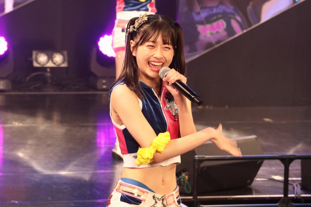 パフォーマンスを披露する松岡はなさん