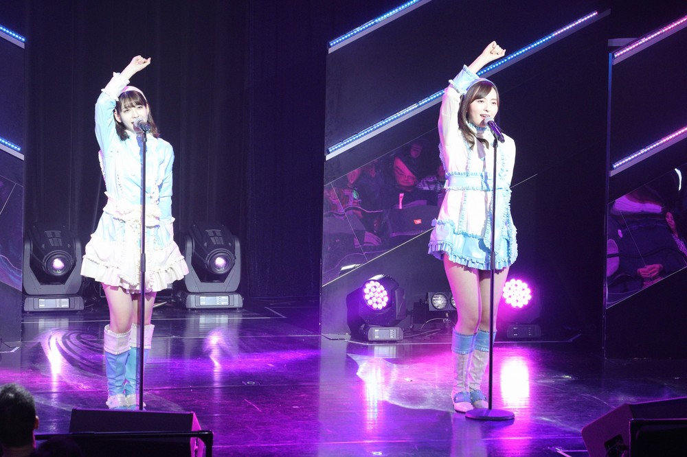 「てもでもの涙」は、「なつまど」こと松岡菜摘さん（左）と森保まどかさん（右）のコンビで披露された
