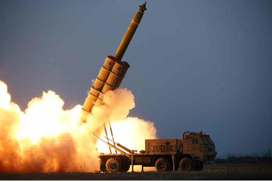 高度は約100キロ、飛行距離は380キロだと推定されている（写真は労働新聞ウェブサイトから）