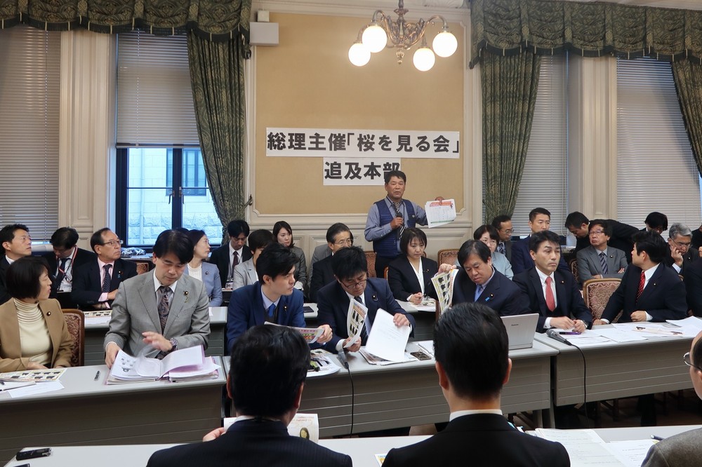 福島県の60代男性は資料を示しながら「ジャパンライフ」による被害を訴えた