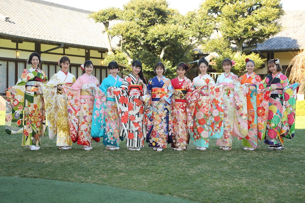 11人の女優があでやかな振袖姿を披露した。左から是永瞳さん、宮本茉由さん、井頭愛海（まなみ）さん、本田望結（みゆ）さん、吉本実憂さん、小芝風花さん、岡田結実（ゆい）さん、井本彩花さん、尾碕真花（いちか）さん、川瀬莉子さん、藤田ニコルさん