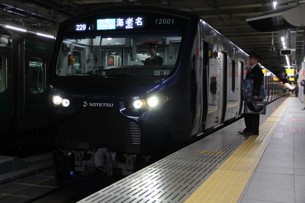 新宿で海老名方面へ折り返す相鉄12000系