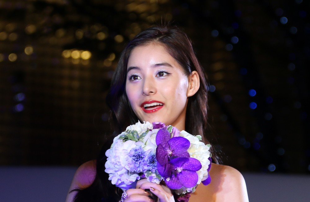 新木優子、ガンバレルーヤとの「仲良し」3ショットも...　ファンの関心は「顔の小ささ」に集中