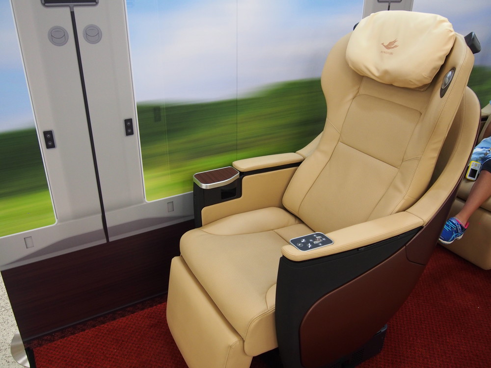 近鉄「ひのとり」の「プレミアム車両」で採用される座席