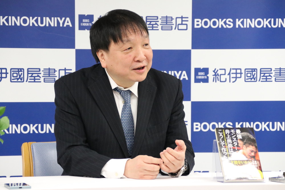 報道陣の取材に応じる大橋会長