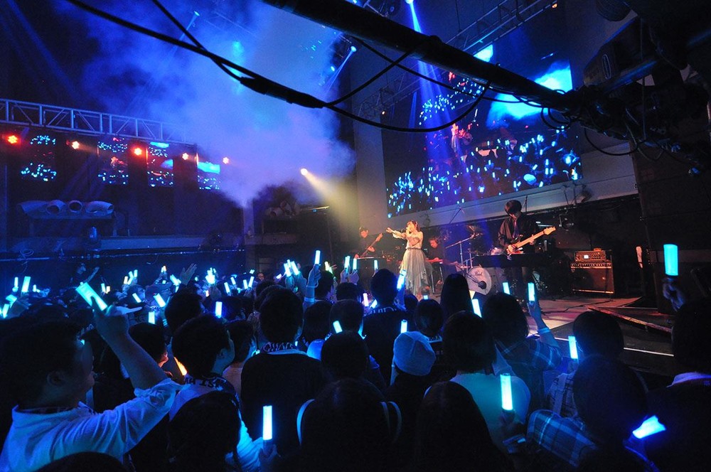 力強くも音域豊かなボーカルにオールスタンディングのファンが沸いた