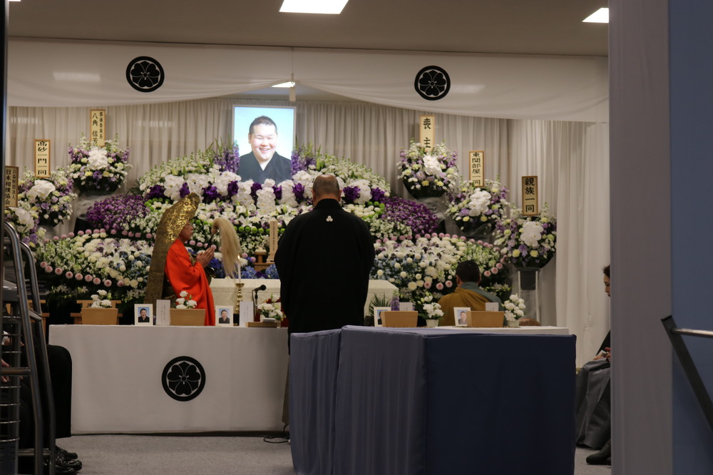 高見山、「愛弟子との別れ」に両杖をつき...　東関親方告別式、師走の空が涙色に染まった