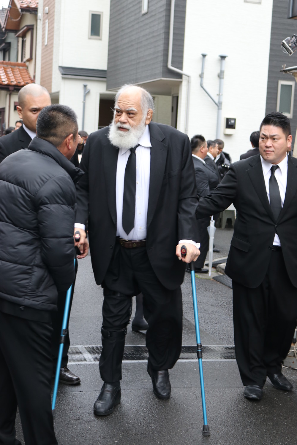 両手に杖を持ち、亡き愛弟子を見送った元高見山の渡辺大五郎さん