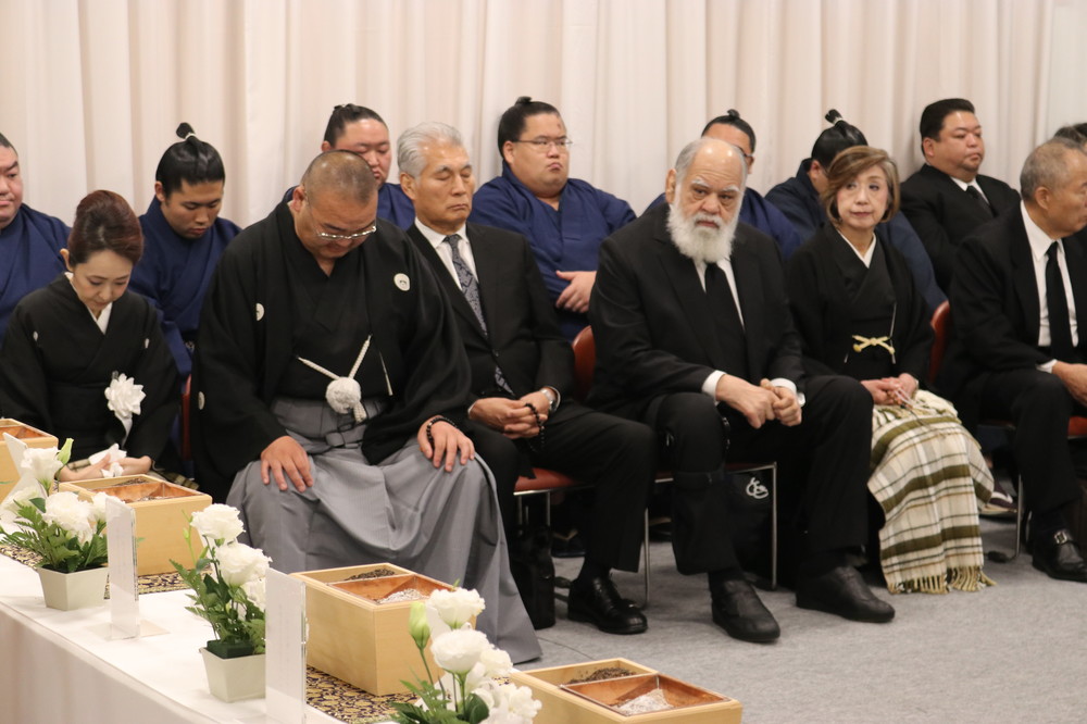 告別式の最中、うつむく振分親方（左から2番目）と、元高見山の渡辺大五郎さん（同4番目）