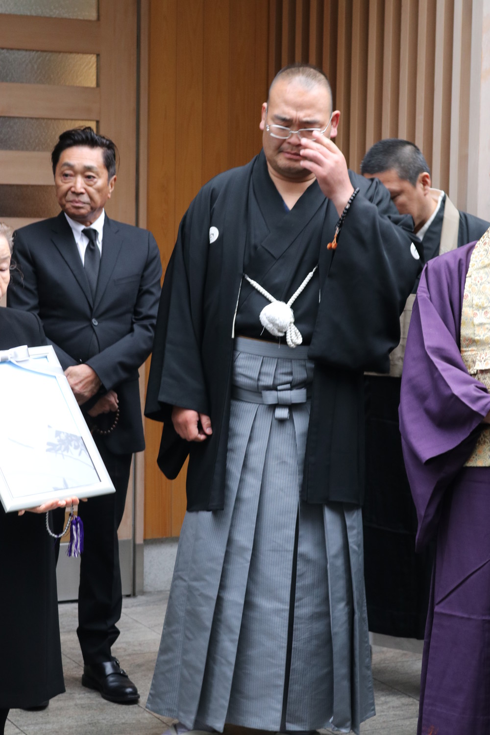 出棺前、思わず涙ぐむ振分親方