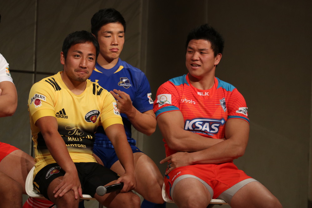 元日本代表の立川選手（右）にイジられ、笑いをかみ殺す流選手。後ろは金選手（NTTコム）