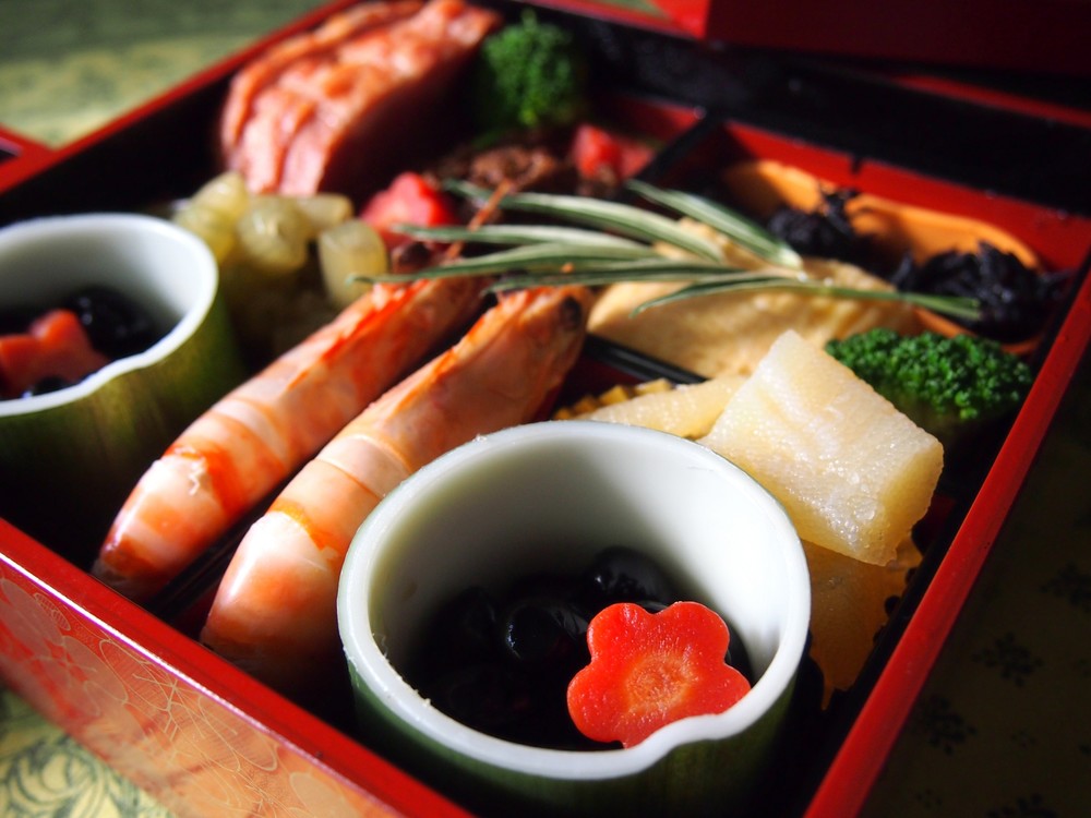 コンビニ・外食の「元日休業」推進で...　まさかの「おせち回帰」が進んでいる？