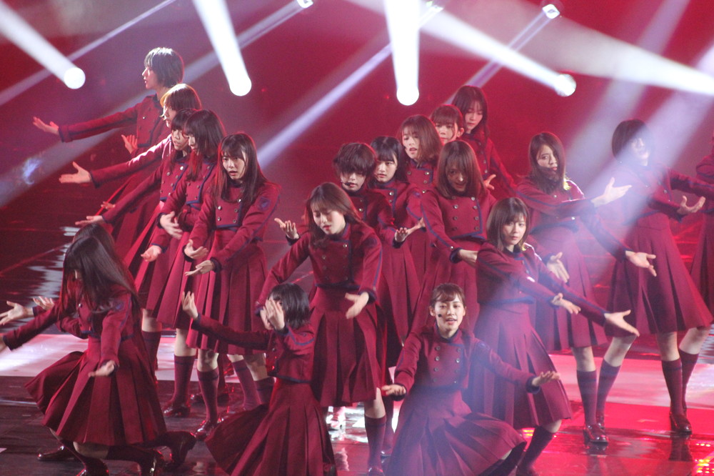 欅坂46、深紅で踊る神曲「不協和音」　抜擢された2期生は...