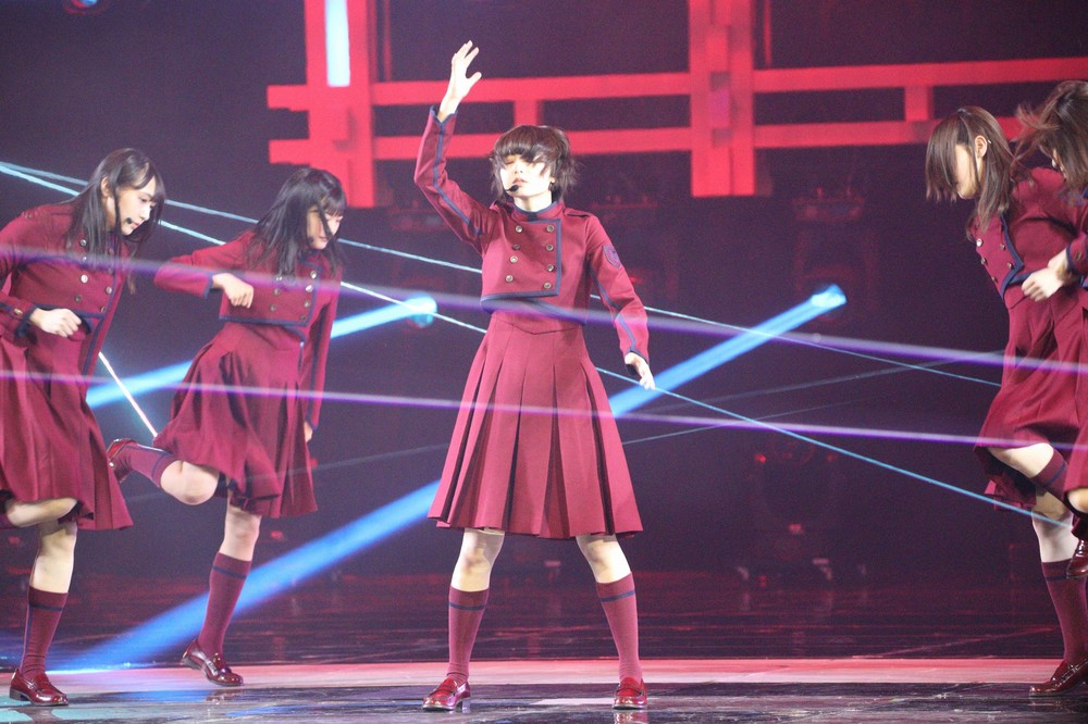 センターの平手友梨奈さん（中央）