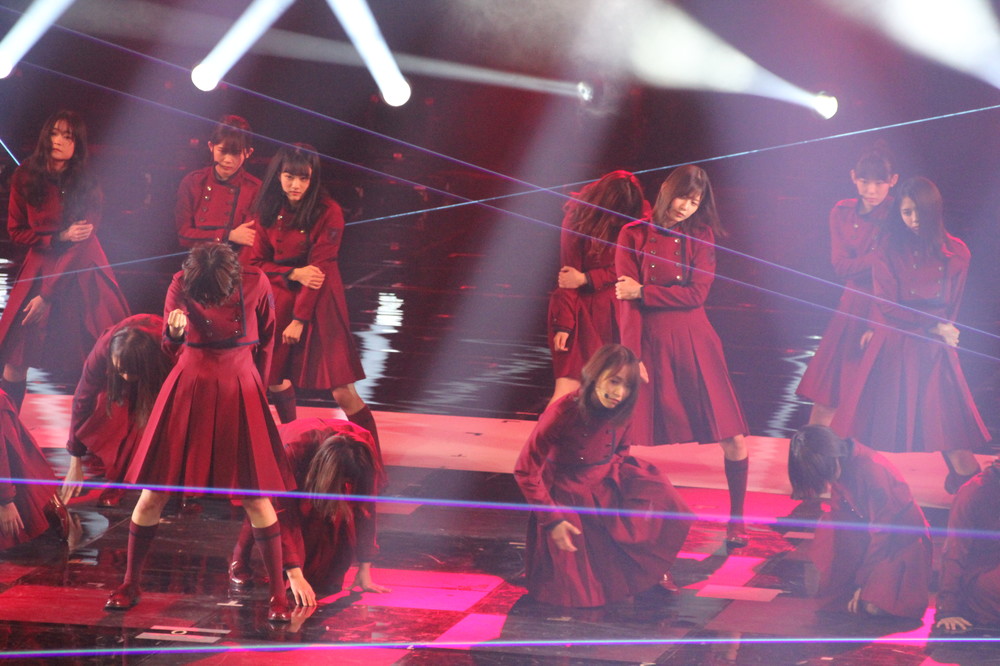 レーザー光が飛び交う演出の中、激しいフォーメーションダンスが繰り広げられる