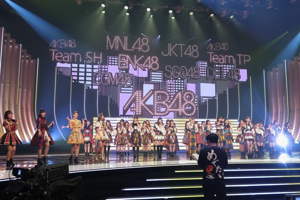 AKB48は海外の8グループのエースを交えて「恋するフォーチュンクッキー」を披露する