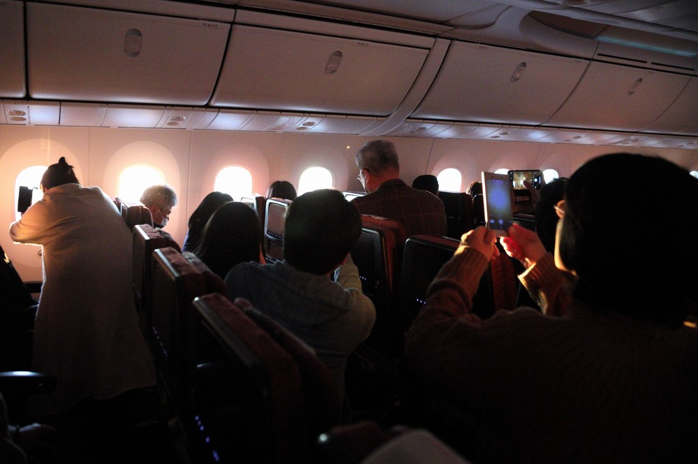 乗客からは歓声があがり、身を乗り出して次々にスマートフォンで初日の出を写真に収めた