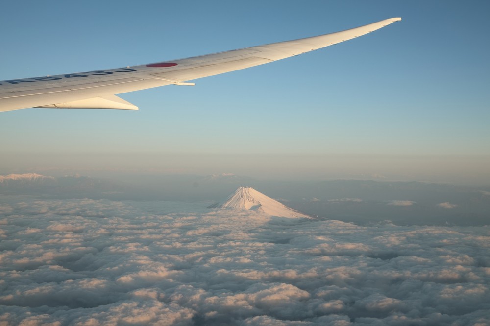 フライトは雪化粧した富士山の南方を高度2万1000フィート（約6400メートル）で通過した