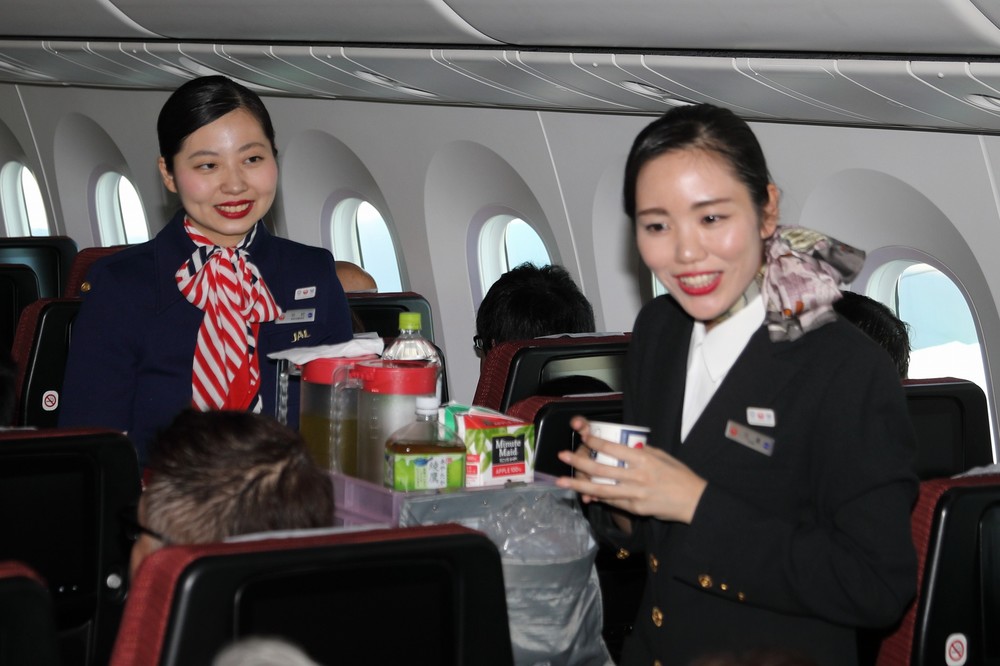 客室乗務員（CA）は歴代制服でサービスした。奥が6代目（1977～87年）、手前が9代目（2004～13年）