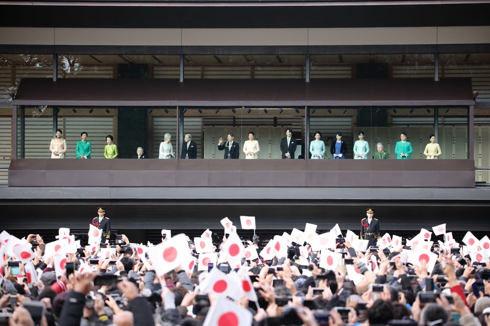 多くの人々がスマホで皇族方を撮影した