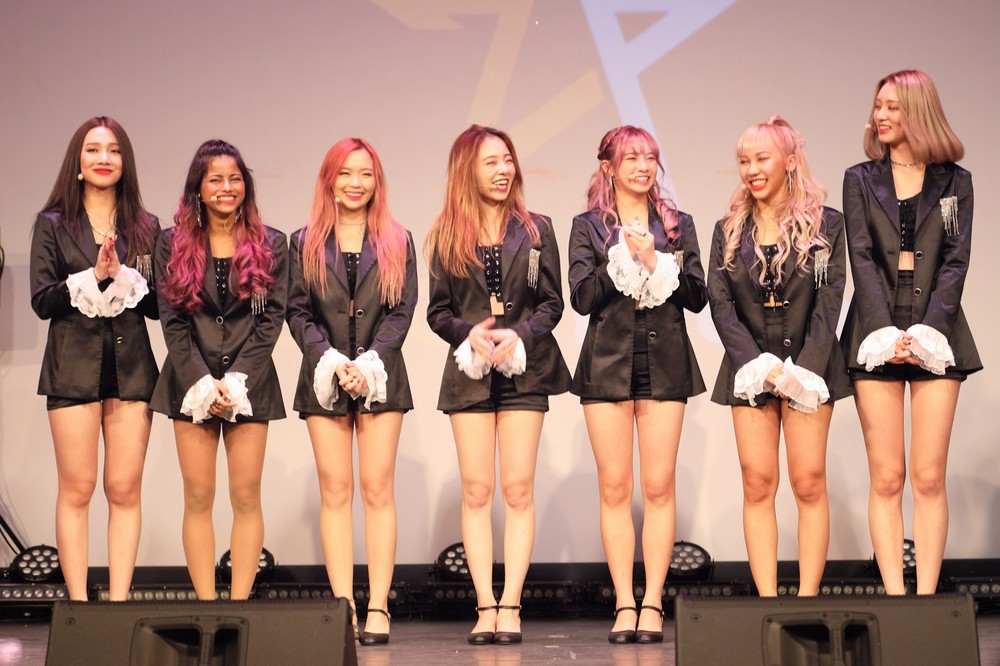 「Z-POP Dream」1期生としてデビューした女性グループ「Z-Girls」。日本人メンバーは、元乃木坂46メンバーの「マヒロ」こと川村真洋さん（写真中央）だ