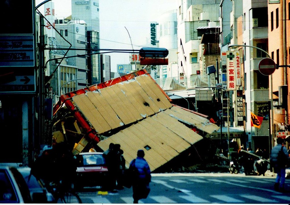 生田新道の東急ハンズ付近の被災時の様子（出所：Wikimedia Commons、撮影：松岡明芳氏）