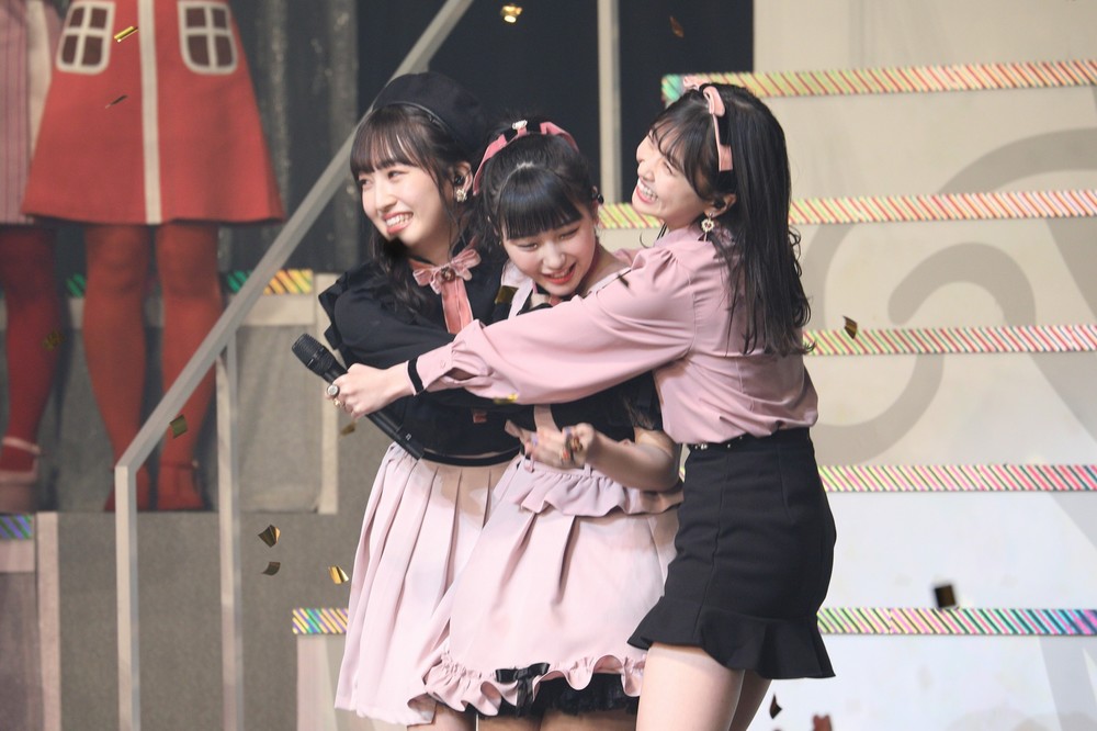 1位に抱き合って喜ぶ歌唱メンバー。左から田島芽瑠さん、田中美久さん、松岡はなさん