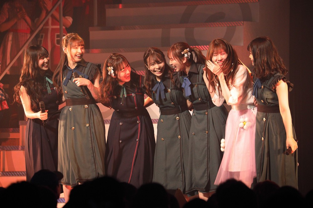 HKT48の2期生による「僕らのStand By Me」（7位）。写真右から2番目はSKE48に移籍した谷真理佳さん。元々はHKT48の2期生で、14年に移籍した