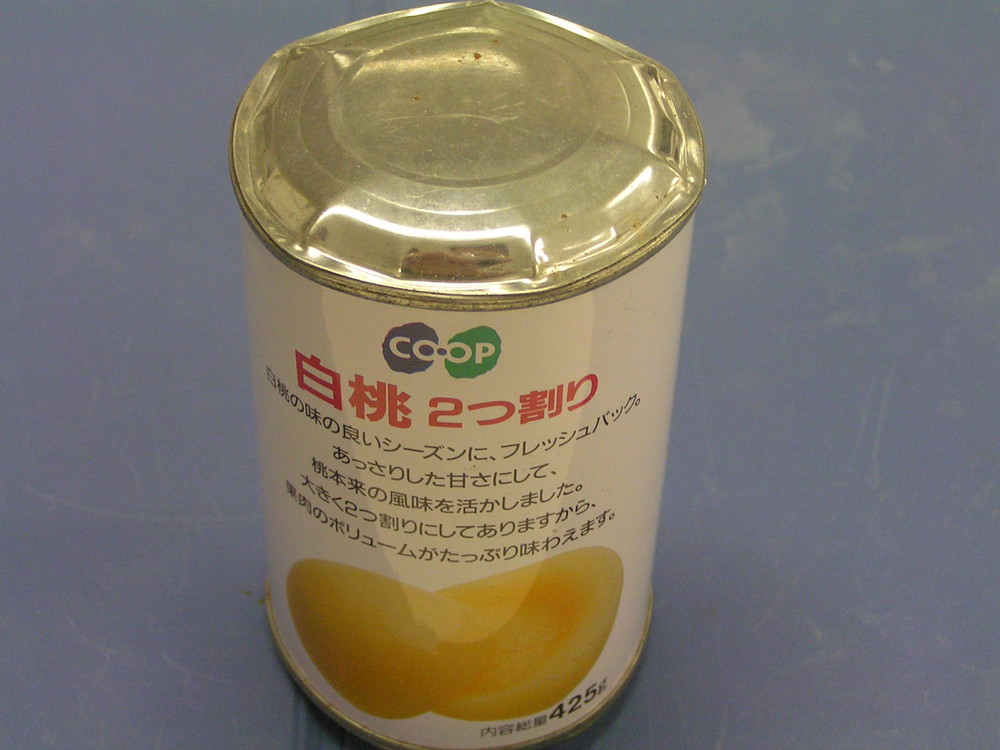 賞味期限を9年も過ぎた桃缶。破裂の恐れがあり、普通に開けると飛び散るという（写真は、コープこうべ商品検査センター提供）