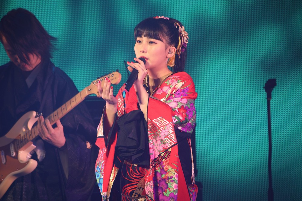 艶やかな和装で「千本桜」を熱唱