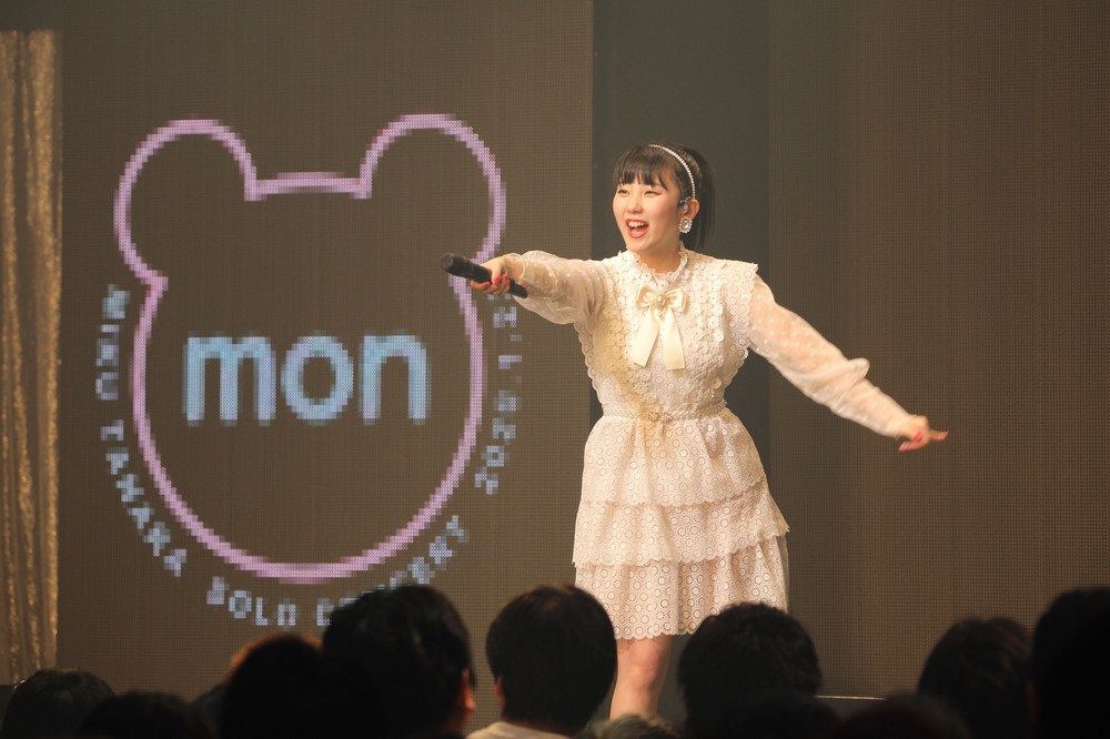 単独コンサートのロゴを背にパフォーマンスするHKT48の田中美久さん