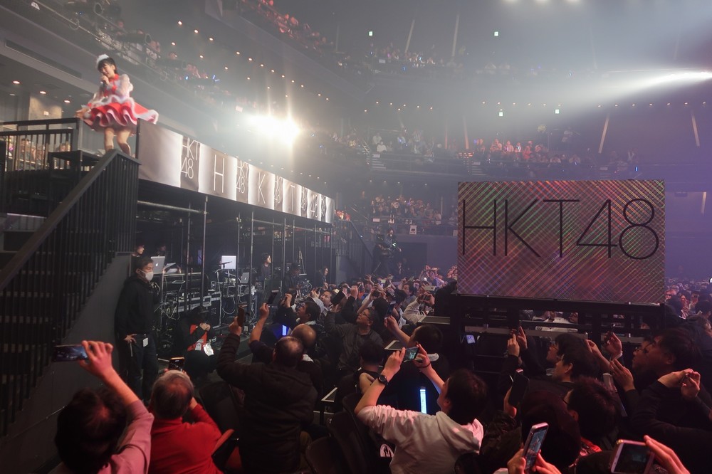 撮影可能タイムでは多くのファンが田中美久さんにスマホを向けた