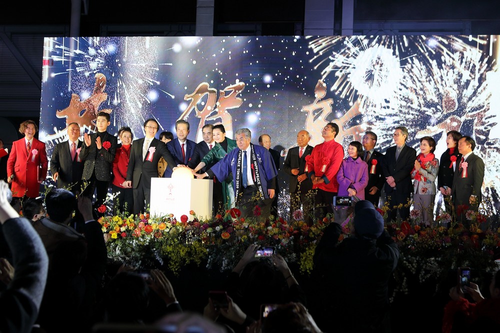 点灯式には中国の孔鉉佑・駐日大使、公明党の山口那津男代表らが参加した
