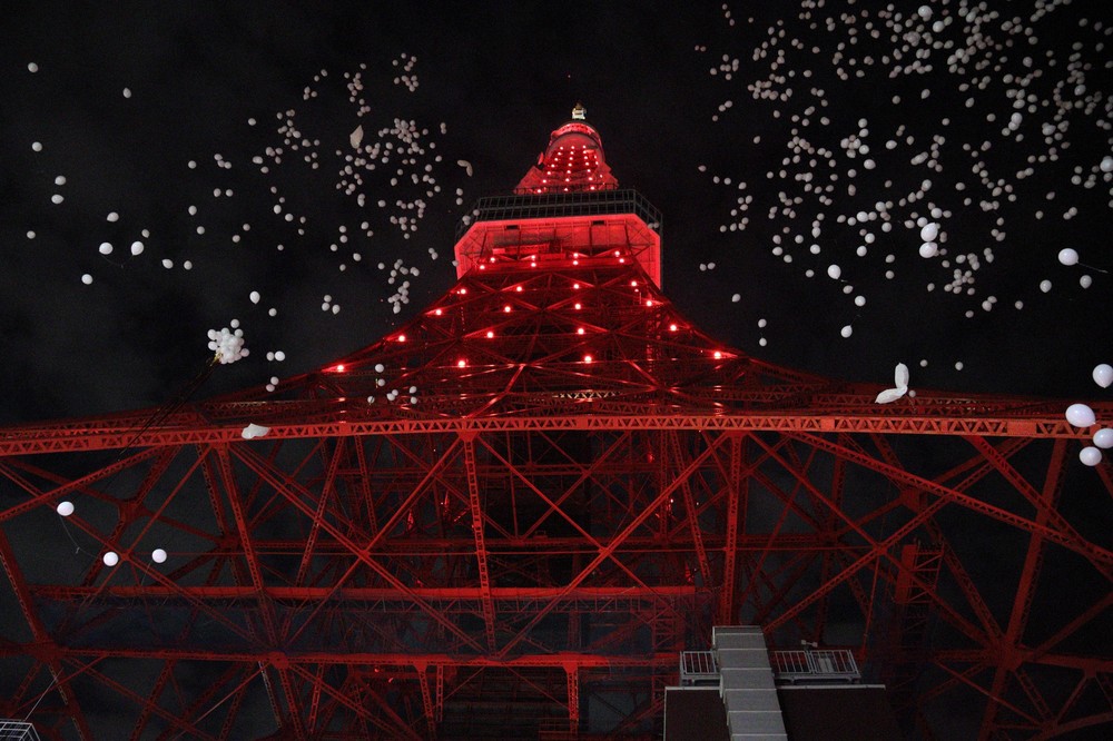 点灯式では新年を祝う白い風船が空に放たれた