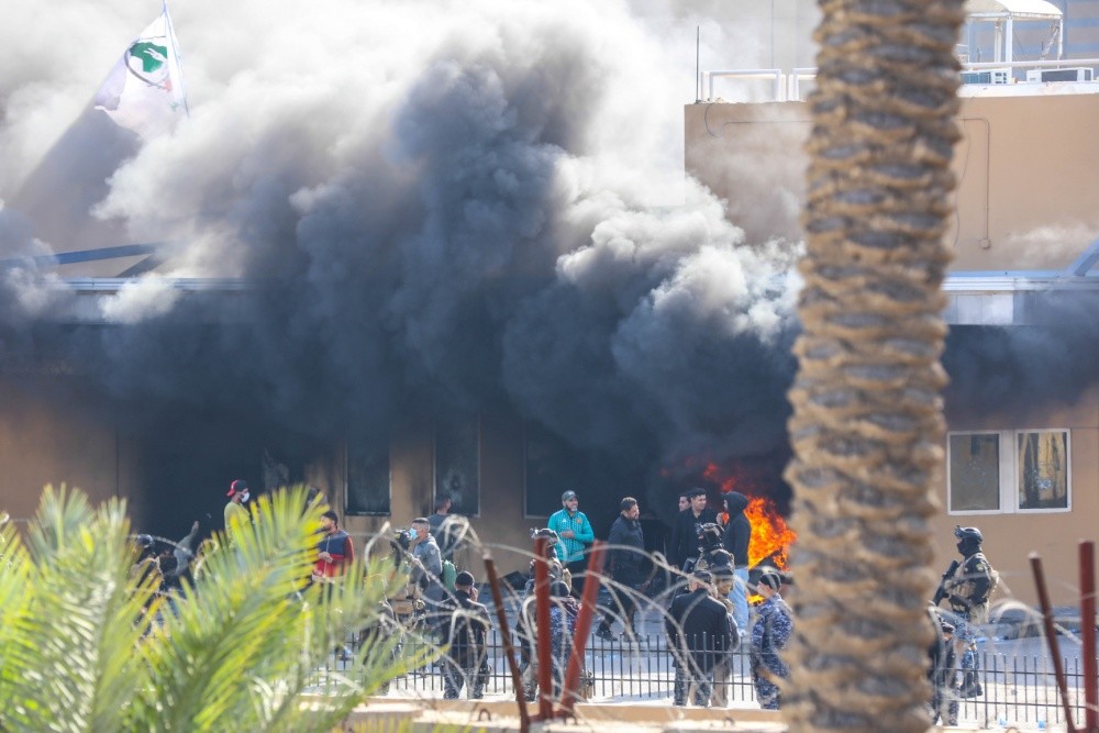 襲撃を受け、炎と黒煙を上げる米大使館（イラクのバグダッドで。U.S. Army photo）