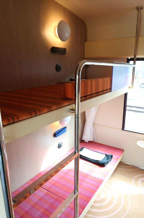 「B寝台」のように横になれる簡易寝台「クシェット」