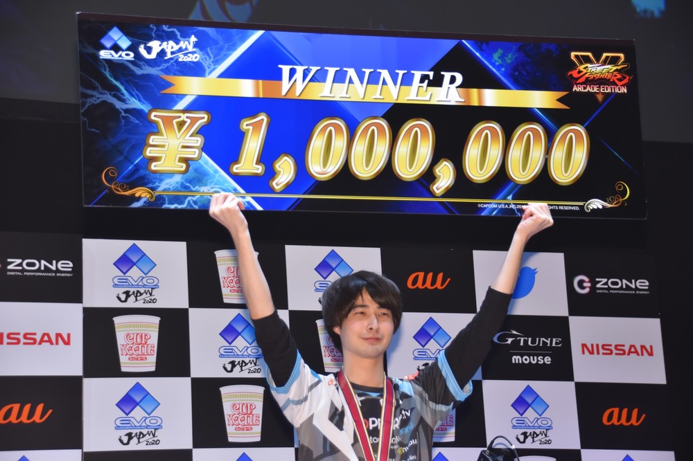 「ストリートファイターV アーケードエディション」で優勝したナウマン選手
