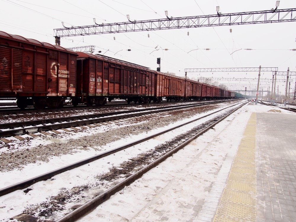 シベリア鉄道の主役はあくまでも貨車。主要駅には長編成の貨物列車が停車している