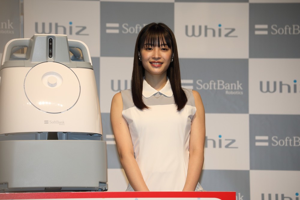 広瀬すずさんはウィズと同じ色の白とグレーのワンピース姿で登場した