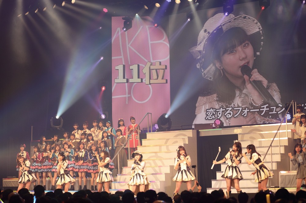 「恋するフォーチュンクッキー」を歌いながら自撮りする柏木由紀さん（前列右から2人目）