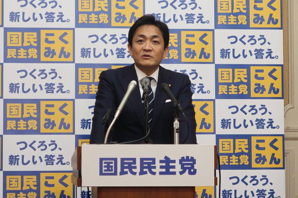 記者会見する国民民主党の玉木雄一郎代表。深夜にLINEで「ダメ出し」があることを明かした