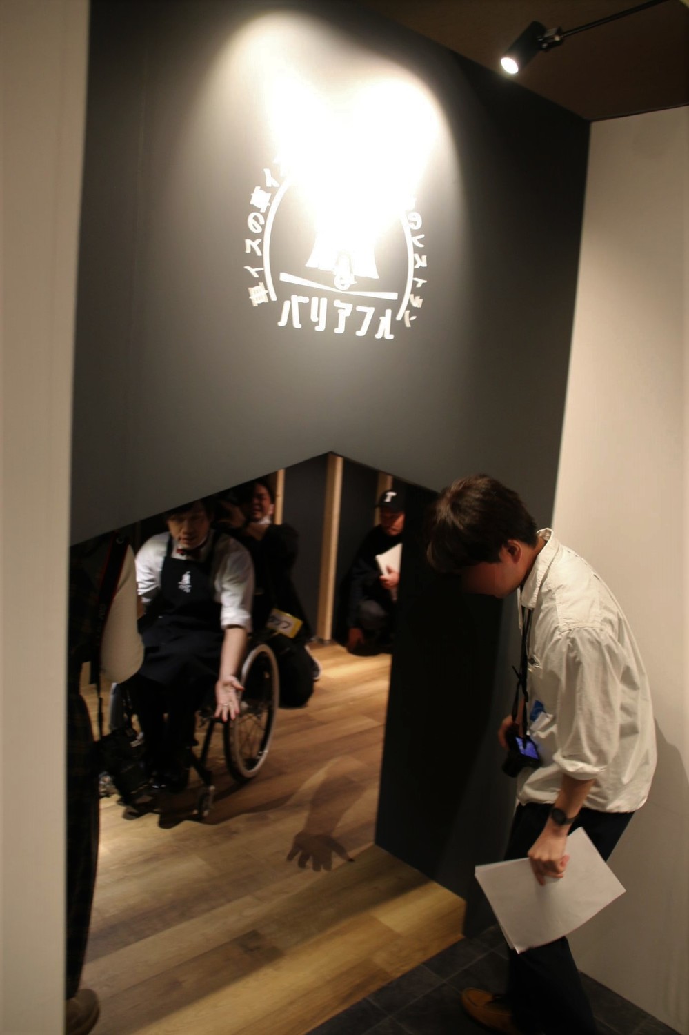 エントランス。立っていると、屈まなければくぐれない